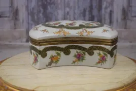 szkatula-biala-porcelana-kwiaty-dekoracja-prezent