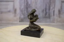 kobieta-z-dzieckiem-karmiaca-kobieta-figura-z-brazu-dekoracja