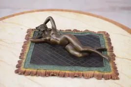 akt-naga-kobieta-na-kocu-niewolnica-figura-rzezba-z-brazu-dekoracja