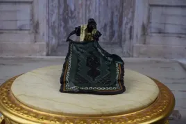beduin-z-kocem-dywanem-arab-orientalna-figura-z-brazu-rzezba