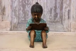 mala-dziewczynka-z-ksiazka-ogrodowa-figura-rzezba-z-brazu-dekoracja