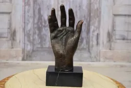 zeliwna-dlon-reka-symbol-pokoju-figura-z-zeliwa-rzezba-dekoracja