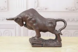 byk-z-zeliwa-grozny-byk-figura-z-zeliwa-dekoracja