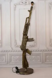 duza-lampa-stojaca-zloty-pistolet-kalasznikow-lampka-dekoracyjna-swieci