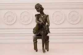 kobieta-na-krzesle-dama-w-ponczochach-figura-rzezba-z-brazu-dekoracja