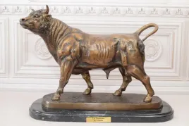 wielki-byk-taurus-figura-z-brazu-rzezba-le-taureau-by-arnadia