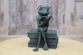 zaba-czytajaca-ksiazke-ropucha-ksiazki-figura-z-brazu-dekoracja