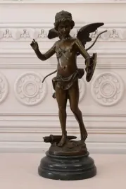 amor-z-lukiem-aniol-mitologia-symbol-milosci-figura-z-brazu