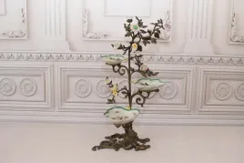 biala-porcelanowa-patera-okuta-brazem-braz-kolorowe-kwiaty-ptaki