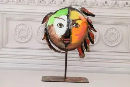 kolorowa-twarz-buzia-metalowa-figura-abstrakcja-naum-gabo-dekoracja