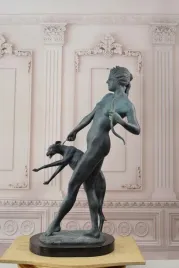 ogromna-diana-z-psem-mysliwskim-bogini-mysliwych-figura-z-brazu