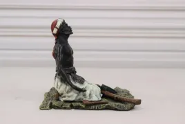 kleczacy-arab-na-dywanie-z-bronia-modliwa-figura-z-brazu-vienna