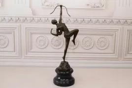 diana-z-lukiem-bogini-mysliwych-figura-z-brazu-podstawa-marmur