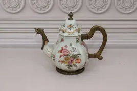 porcelanowa-szkatula-czajnik-porcelana-braz-kwiaty