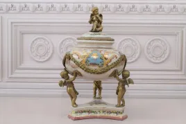 szkatula-bomboniera-z-aniolkami-puzderko-skrytka-porcelana-braz-zlocona