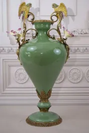 porcelanowy-wazon-okuty-brazem-dwie-papugi-na-galezi-waza-amfora