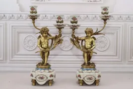 dwa-swieczniki-porcelana-figura-z-brazu-postacie-amory-anioly