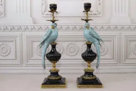 dwa-swieczniki-papugi-bialo-niebieskie-porcelana-braz-sygn-francja