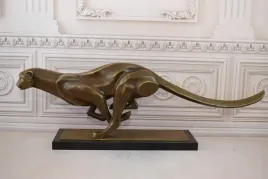pedzacy-gepard-puma-figura-z-brazu-na-marmurze-rzezba-posag