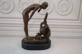 dziewczynka-z-pelikanem-ptak-figura-rzezba-z-brazu-dekoracja
