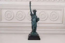figurka-statua-wolnosci-symbol-nowego-jorku-piekna-ozdoba