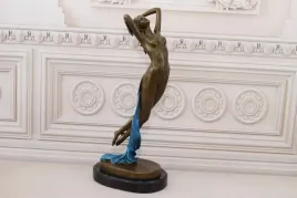 akt-kobiety-naga-dziewczyna-z-niebieska-chusta-figura-z-brazu