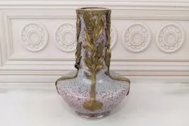 porcelanowy-wazon-na-kwiaty-bialo-rozowy-porcelana-braz-sygn
