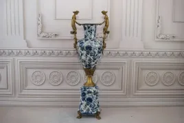 porcelanowy-wazon-amfora-niebieski-dwie-kobiety-nimfy-porcelana-braz
