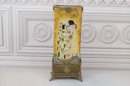 prostokatny-porcelanowy-wazon-na-kwiaty-zakochana-para-porcelana-braz