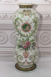 bialy-wazon-waza-amfora-porcelana-kwiaty-dekoracja