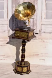 gramofon-kwadrat-rzezbiony-patefon-stojak-tuba-sprawny