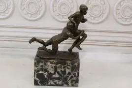 dwoch-graczy-rugby-pilkarze-figura-z-brazu-prezent-sport