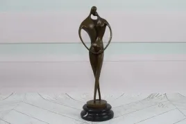 pocalunek-para-zakochani-akt-nowoczesna-figura-z-brazu