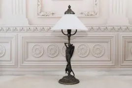 lampa-art-deco-figura-kobiety-bialy-trojkatny-klosz-lampka-biuro
