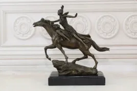 wojowniczka-na-koniu-nordycka-bogini-walkiria-figura-z-brazu