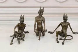 komplet-trzech-smiesznych-diabelkow-diably-figura-rzezba-z-brazu