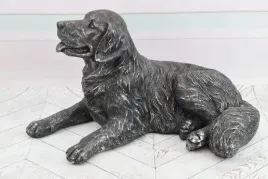 labrador-golden-retriever-rzezba-lezacego-psa-dekoracja-dom-i-ogrod