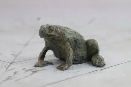 mini-figurka-zaba-zabka-ogrodowa-figura-z-brazu-rzezba-posag