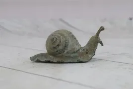 mini-figurka-slimak-ogrodowa-figura-z-brazu-rzezba-posag
