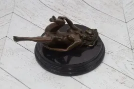akt-lezacej-golej-kobiety-rzezba-figura-z-brazu-prezent