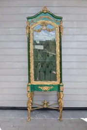 malachitowa-witryna-okuta-brazem-medalion-porcelana-gablota-serwantka