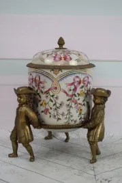 porcelanowa-szkatula-waza-porcelana-braz-trzech-arystokratow-ozdoba