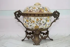bialy-porcelanowy-wazon-waza-misa-porcelana-braz-zdobienia-secesja-sygn