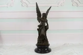 archaniol-z-mieczem-nike-bogini-zwyciezstwa-mitologiczna-figura-z-brazu