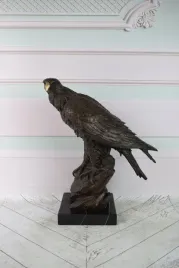 dostojny-orzel-na-skale-sokol-jastrzab-ptak-figura-z-brazu-ozdoba