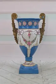 porcelanowy-wazon-waza-amfora-porcelana-braz-wstazki-kwiaty-ozdoba