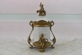 palacowy-porcelanowy-wazon-z-przykrywka-biala-waza-porcelana-braz