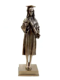studentka-absolwentka-dziewczyna-z-toga-figura-rzezba-prezent-dla-ucznia