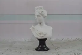 marmurowa-figura-popiersie-kobiety-z-kwiatami-figura-rzezba-marmur