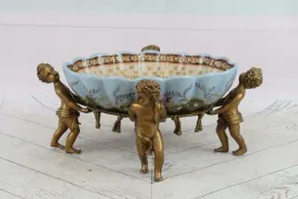 cztery-amory-trzymajace-patere-patera-porcelana-figury-z-brazu